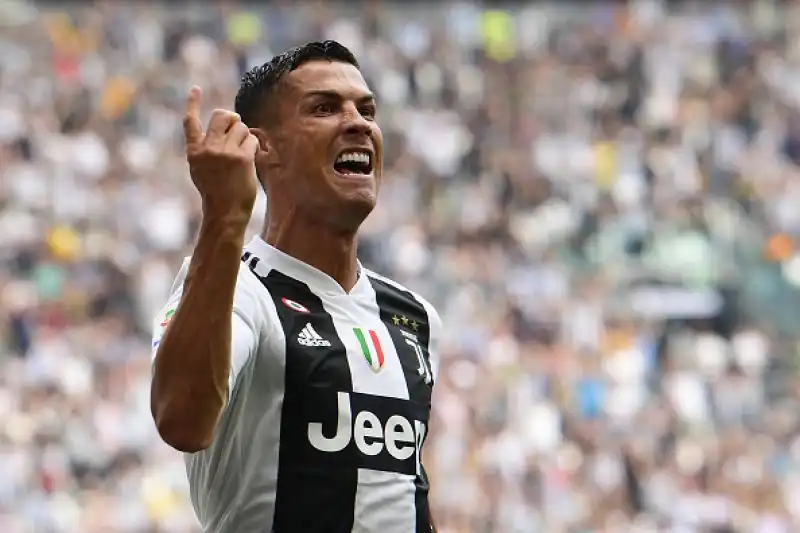 Si sblocca Cristiano Ronaldo e la Juventus piega il Sassuolo per 2-1 in una delle partite del pomeriggio della quarta giornata di serie A.