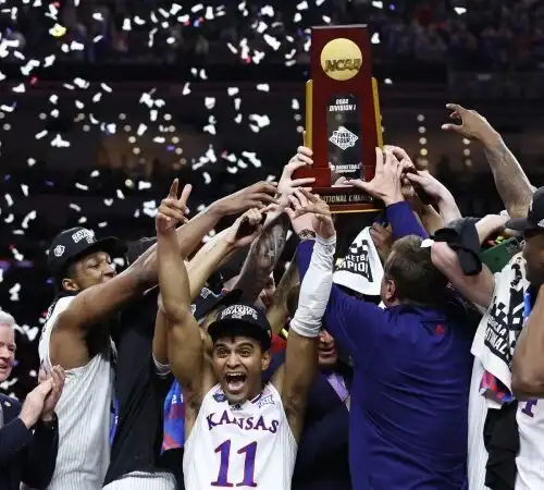 NCAA, titolo a Kansas dopo una rimonta da urlo