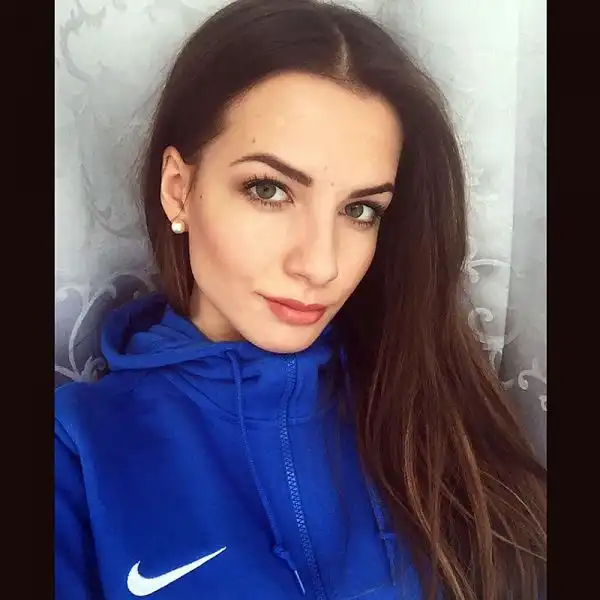 La studentessa-arbitro di 21 anni sta spopolando in rete.