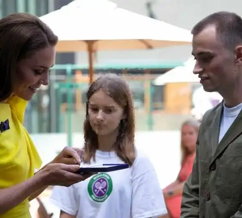 Kate in giallo è una meraviglia assoluta: le foto