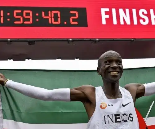 Maratona, Kipchoge abbatte il muro delle 2 ore