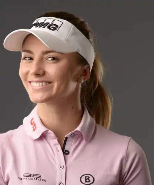 Klara Spilkova lascia di stucco: le foto della bella golfista