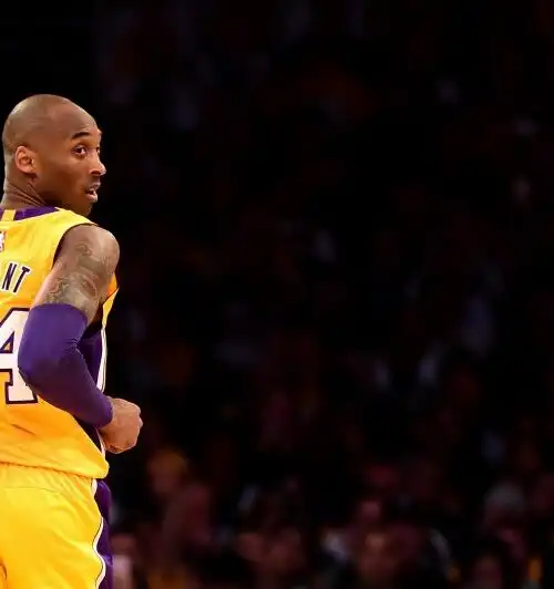 Kobe Bryant, una vecchia maglia per un doppio record