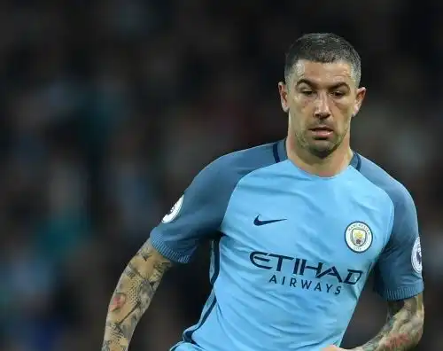 Kolarov, firma e contestazione