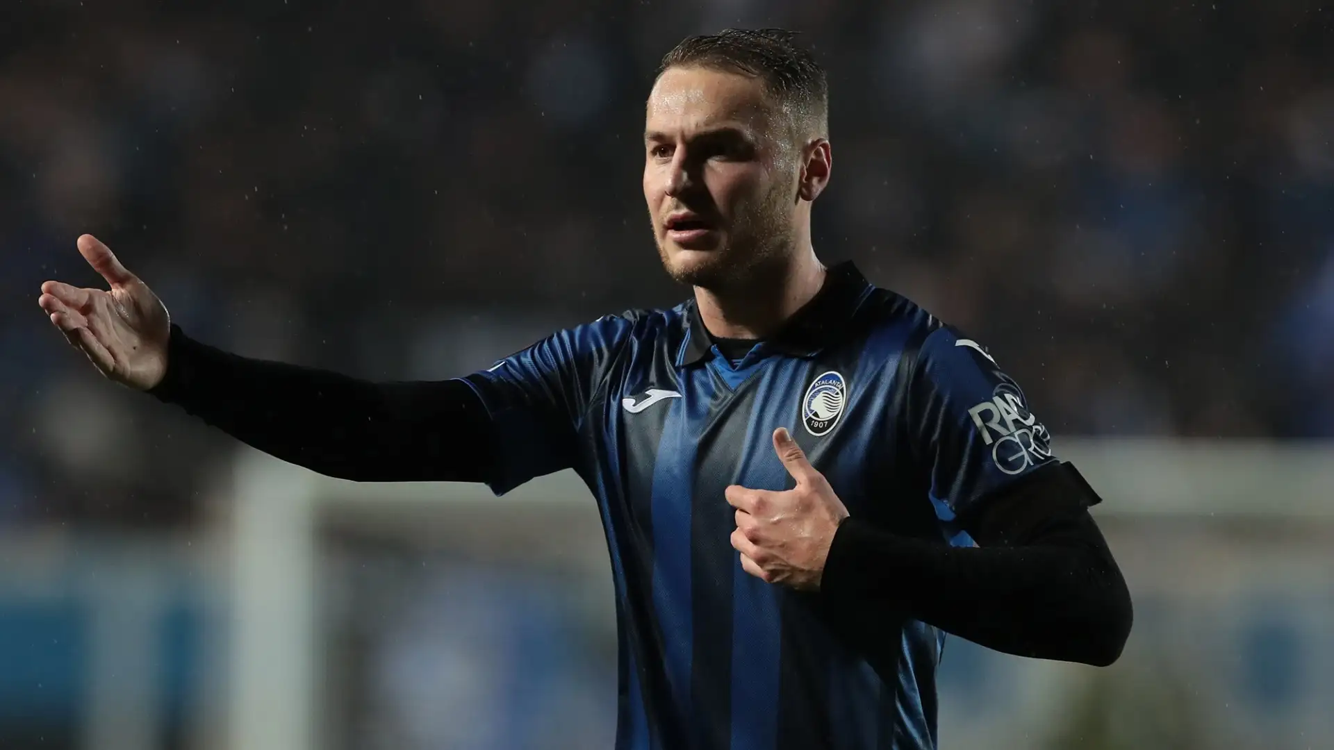 Per finanziare il colpo, i dirigenti bianconeri potrebbero sacrificare due gioielli che stanno interessando i grandi club europei, riporta la Gazzetta dello Sport