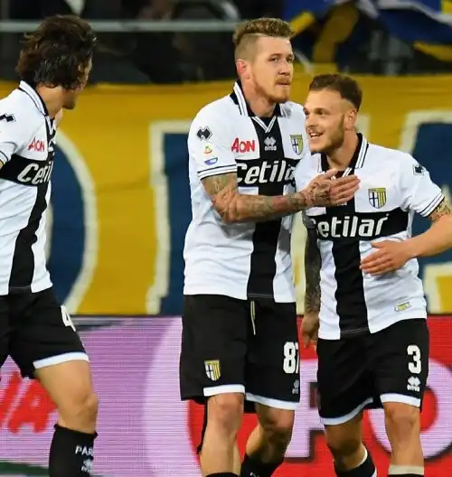 Il Parma esulta con il gol dell’ex