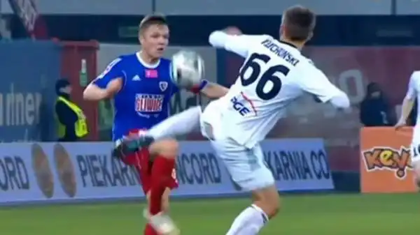 Intervento sciagurato di Blazej Telichowski, autore di una mossa di kung-fu ai danni del malcapitato Tomasz Podgorski durante Belchatow-Piast Gliwice, gara del campionato polacco.