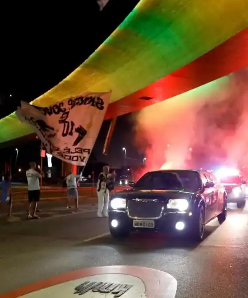 La bara di Pelé trasportata allo stadio Vila Belmiro: le foto