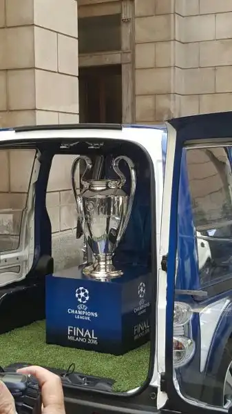 A Palazzo Marino si è svolta la cerimonia per l'arrivo nel capoluogo lombardo della coppa dalle grandi orecchie in vista della finale del prossimo 28 maggio.
