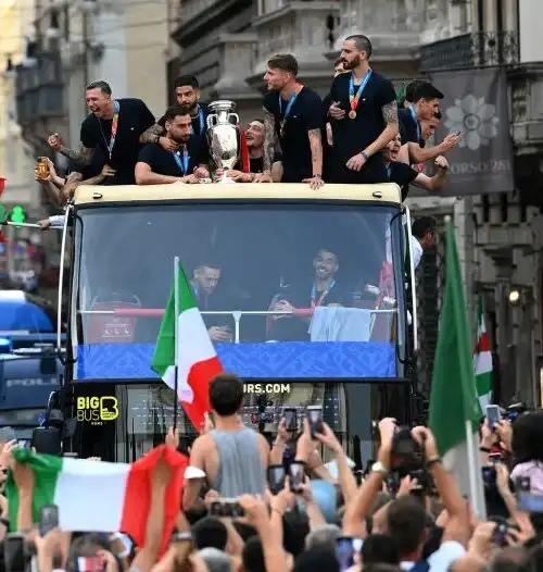 La Coppa è a Roma: Azzurri in trionfo, le foto del bagno di folla