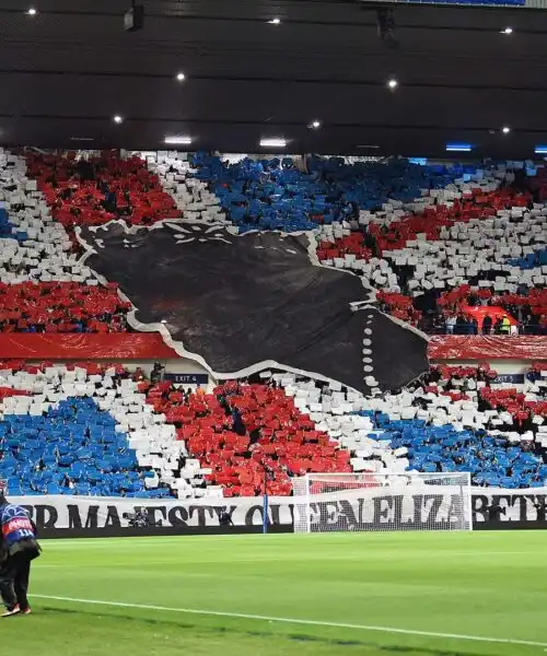 La coreografia dei Glasgow Rangers è molto toccante, guarda le foto