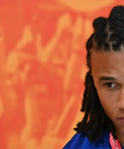 La criniera di Nathan Aké fa il giro del mondo. Le foto