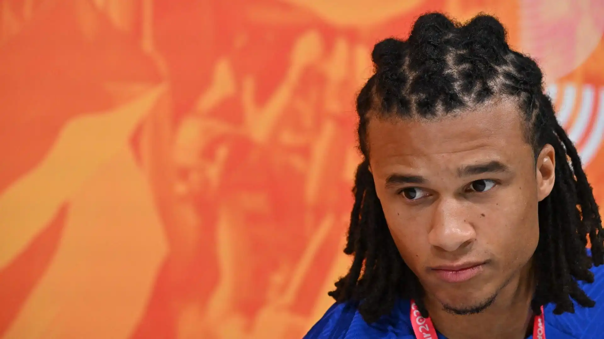 La criniera di Nathan Aké fa il giro del mondo. Le foto