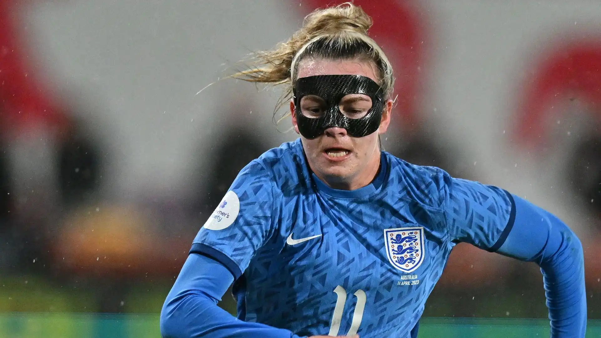Lauren Hemp è scesa in campo con una maschera protettiva in Inghilterra-Australia