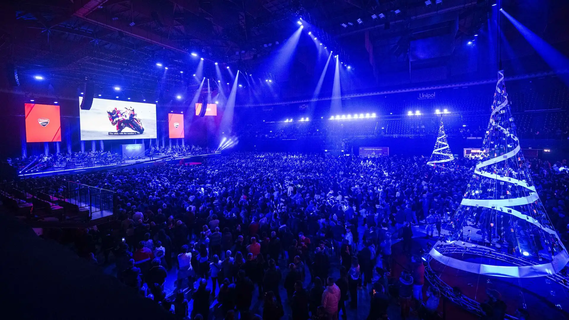 Migliaia le persone presenti alla Unipol Arena di Casalecchio di Reno