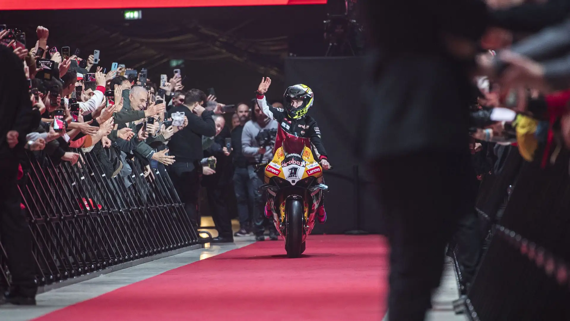 Suggestiva e applauditissima la passerella con le moto