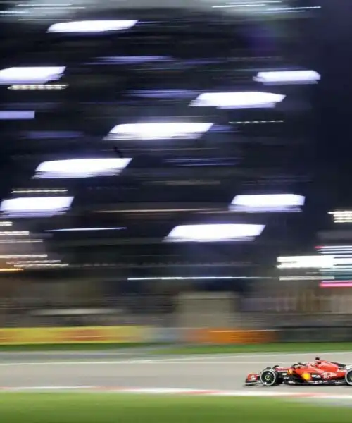 La Ferrari inizia male, la delusione di Leclerc è chiara: le foto del monegasco