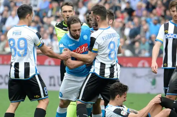 "Per avere inoltre, al 31° del secondo tempo, all'atto dell'espulsione, rivolto all'Arbitro un'espressione ingiuriosa e compiuto nei suoi confronti un gesto irriguardoso".