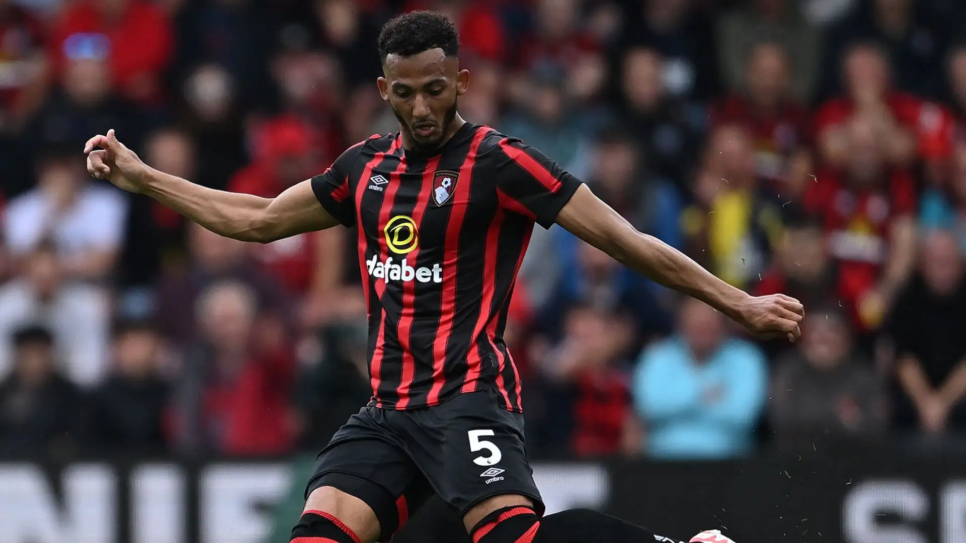 In grado di giocare anche come terzino, Kelly  è al Bournemouth dal 2019