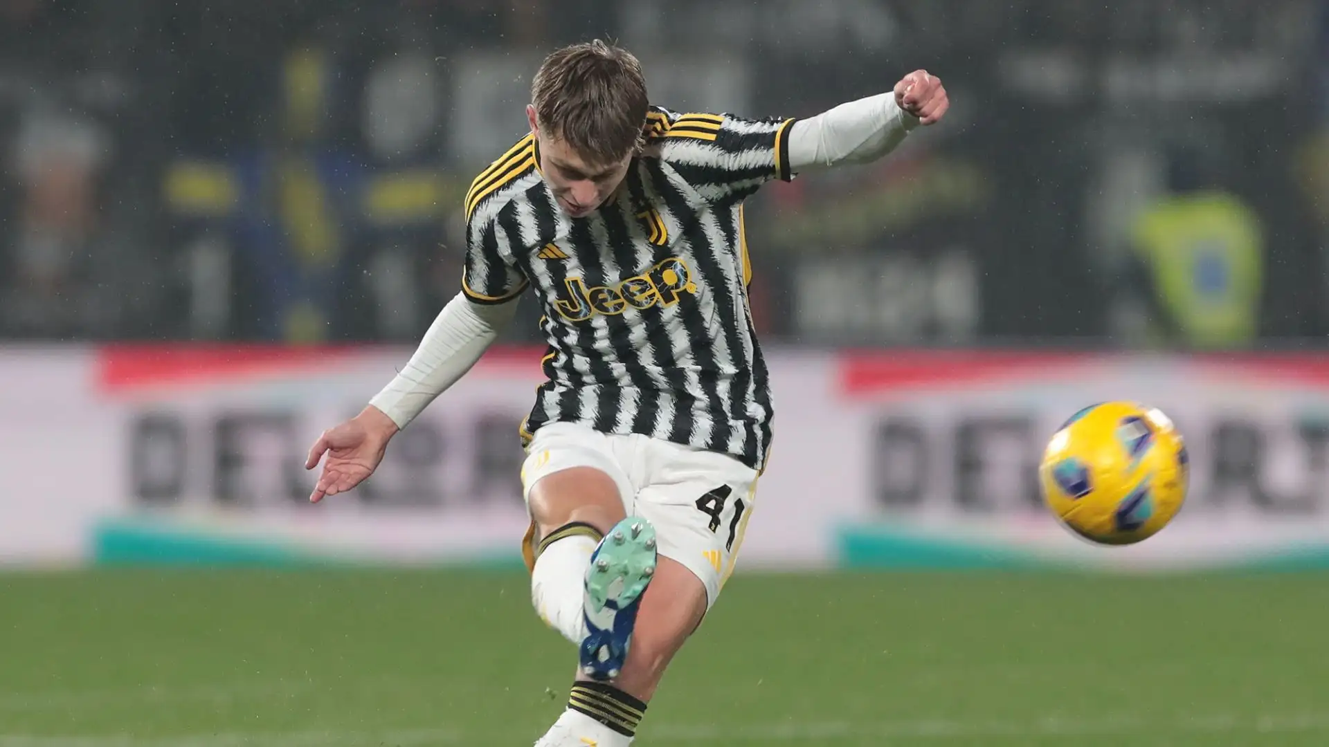 I bianconeri libereranno posto a centrocampo: Hans Nicolussi Caviglia è in partenza