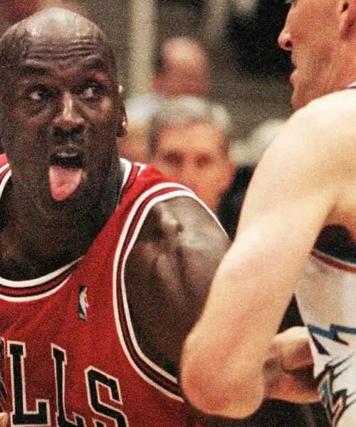 La maglia di Michael Jordan del 1998 è stata venduta a 10 milioni di dollari. Le foto