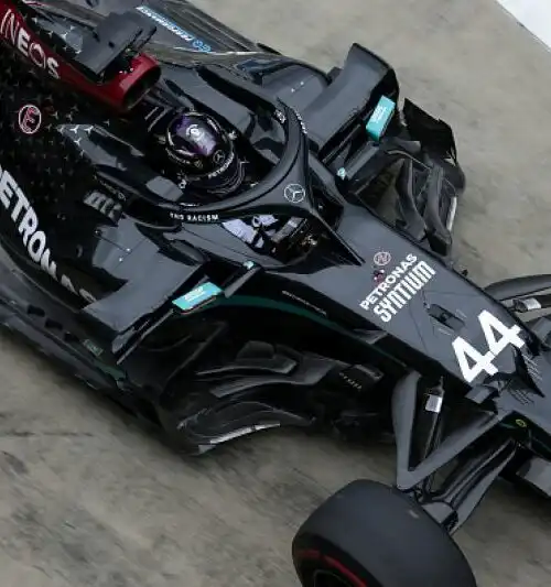 La Mercedes si fa nera