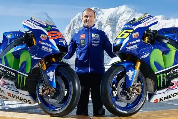 Incredibile servizio fotografico del Team Yamaha che ha portato la moto di Valentino Rossi sulla terrazza panoramica di Punta Helbronner a 4.810 metri sulla cima del Monte Bianco.