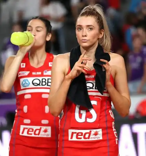 L’abbagliante bellezza di Helen Housby: le foto della reginetta del netball, il basket anglosassone