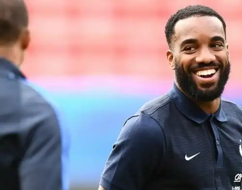 Lacazette operato, torna in campo ad aprile