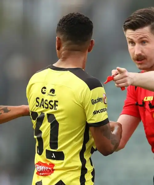 Lachlan Keevers ha dei baffi incredibili: le foto dell’arbitro