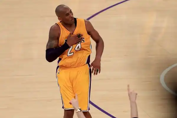 Per il suo addio al basket Bryant ha regalato ai suoi tifosi 60 punti e ai Lakers una rimonta incredibile.