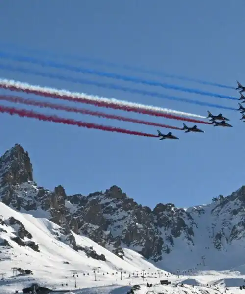 L’aeronautica militare francese sorvola Méribel: le foto