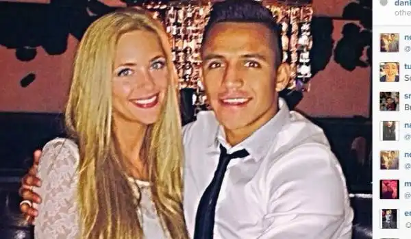 Alexis Sanchez è in crisi e non segna più. Secondo la stampa cilena, la colpa sarebbe della fidanzata Laia Grassi: "Gli chiede troppo sesso, Sanchez è buono e l’accontenta, ma fisicamente è distrutto"