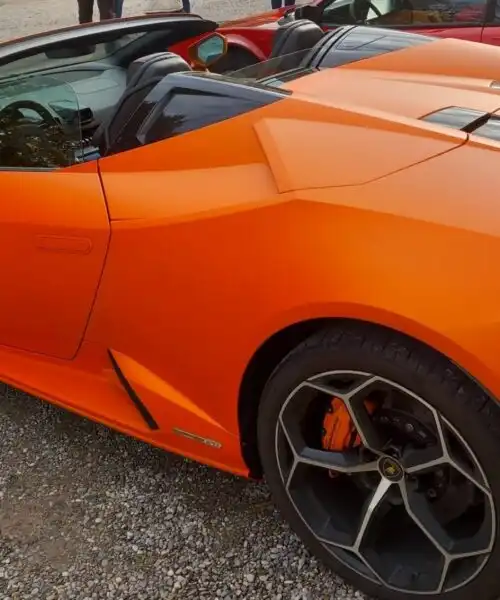 Un bolide arancione, le foto della Lamborghini Huracán