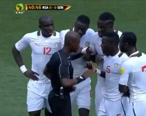 Concede rigore inesistente: la Fifa lo radia