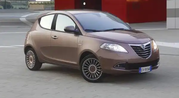 E' stata presentata la nuova Lancia Y Elle, che propone vernici, materiali e rifiniture esclusive in linea con il DNA fashion della vettura. Raffinatezza e benessere a bordo le linee guida.