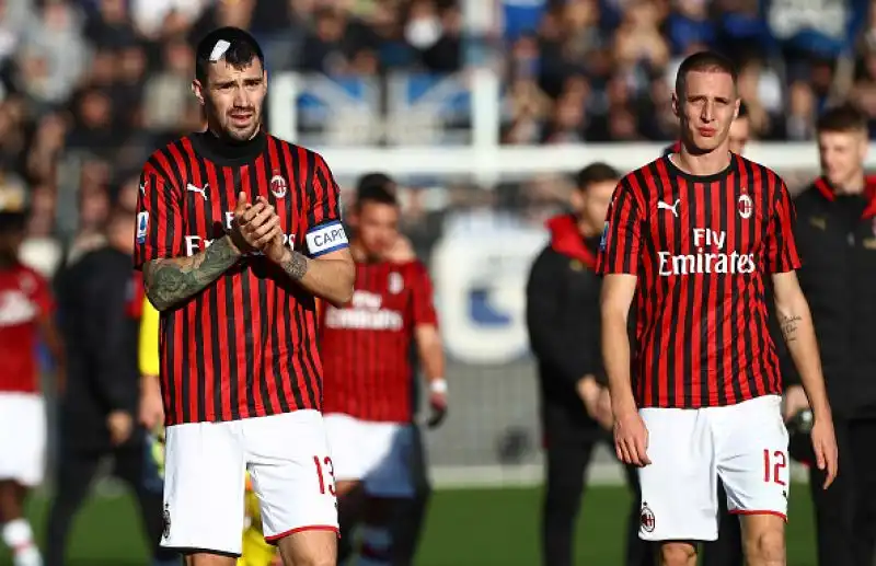 Le foto dello sconforto e dell'amarezza dei giocatori rossoneri, travolti per 5-0 a Bergamo.