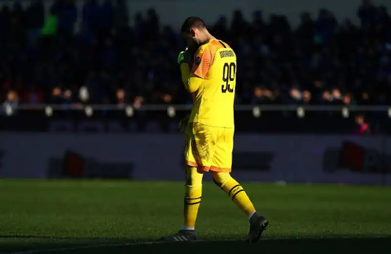Le foto dello sconforto e dell'amarezza dei giocatori rossoneri, travolti per 5-0 a Bergamo.