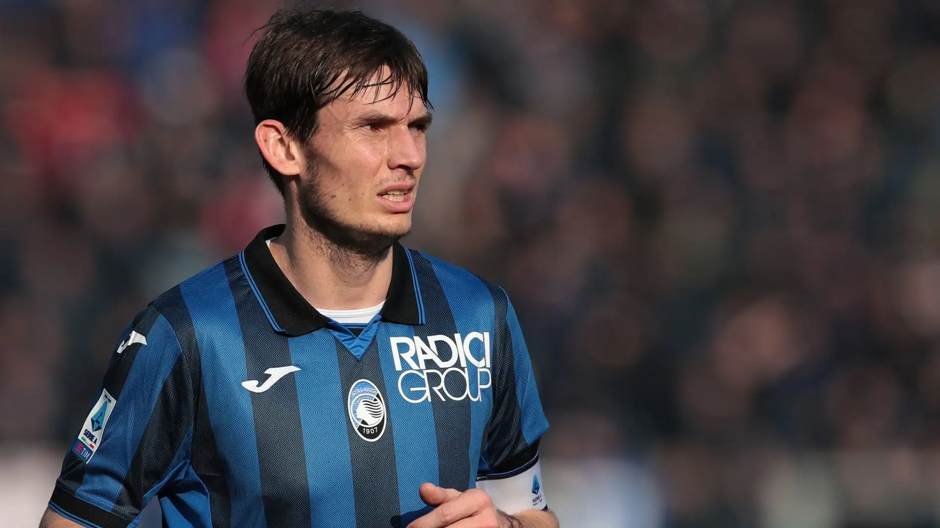 A causa degli infortuni che hanno decimato l'Atalanta, De Roon è stato schierato come difensore centrale