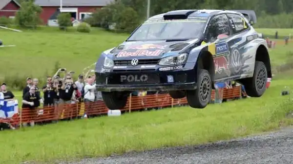 Jari-Matti Latvala della Volkswagen si aggiudica per la seconda volta di fila il Rally corso nel suo Paese natale.