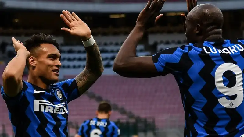 L’Inter vola con la LuLa, Dybala e la Juve stendono il Napoli
