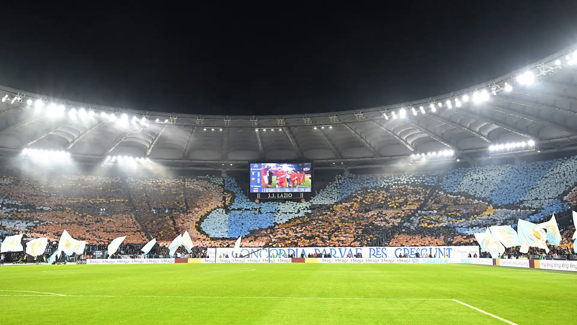 Lazio-Roma, spettacolo e colori in curva: le immagini