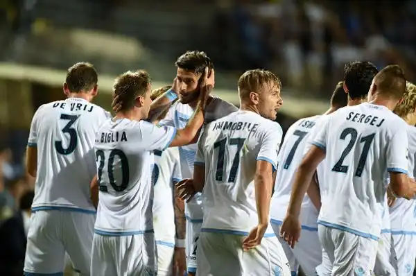 Poker della Lazio a Bergamo: i biancocelesti dilagano nel primo tempo con Immobile, Hoedt e l'esordiente Lombardi, poi soffrono il ritorno degli orobici, a segno due volte  Kessie.