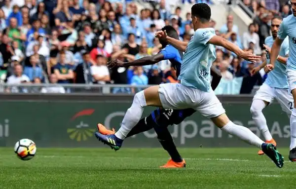 Barrow per gli ospiti, Caicedo per i padroni di casa: i gol arrivano nel primo tempo, nella ripresa la Dea si schianta contro uno Strakosha in giornata super.
