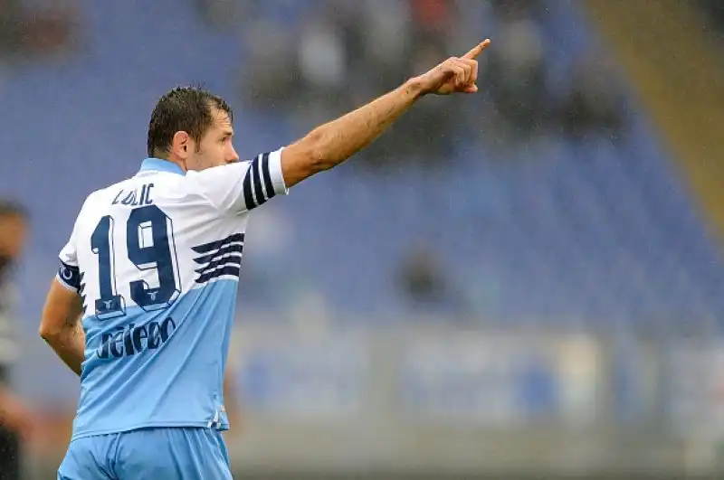 Per i padroni di casa in gol Milinkovic-Savic, Acerbi e Lulic, di Joao Pedro, su rigore, la rete degli ospiti.