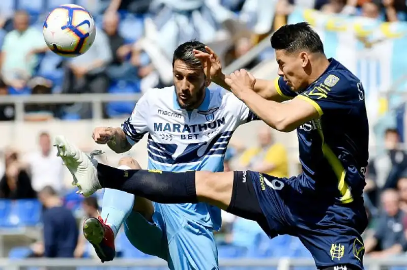 La Lazio cade clamorosamente in casa contro il Chievo già retrocesso e mette a forte rischio le sue speranze di qualificazione in Champions League.