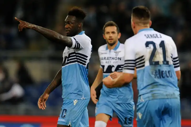 I biancocelesti vincono grazie al gol su rigore di Caicedo e salgono soli al quarto posto in classifica.