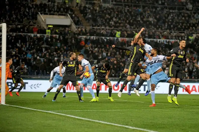 Un autogol di Emre Can illude i capitolini ma poi un diagonale di Cancelo e un rigore di Cristiano Ronaldo regalano i tre punti ad Allegri.