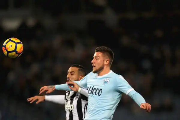 La squada bianconera, poco brillante, trova la rete che vale la vittoria al 93' e resta così incollata al Napoli