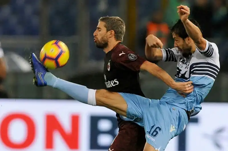 Succede tutto nel finale: Correa risponde a Kessie, i rossoneri sfiorano il colpaccio in piena emergenza.